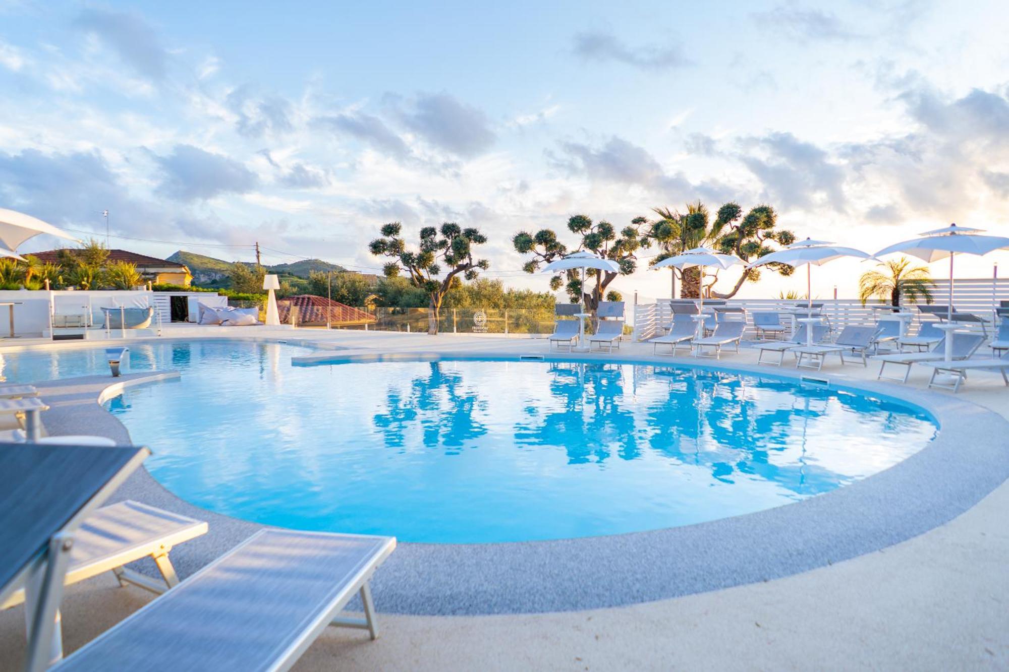 ماسّا لوبْرينسِ Hotel & Spa Relais Freedom Club المظهر الخارجي الصورة